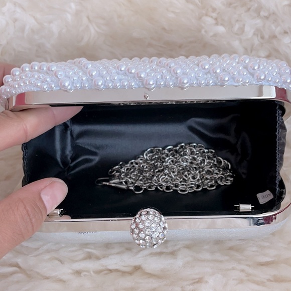 SOLD Pearl beaded clutch with crystal accent - Picture 3 of 4
